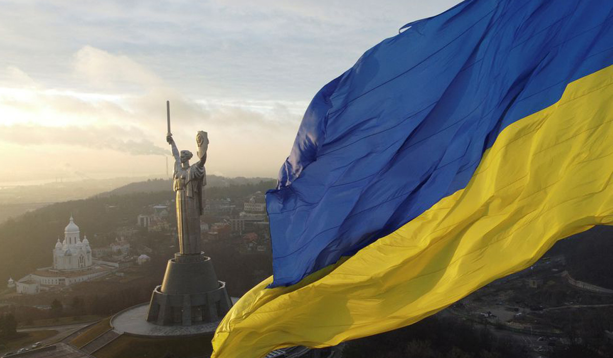 "We fear no one:" Ukrainians raise flags to defy Russia invasion fear